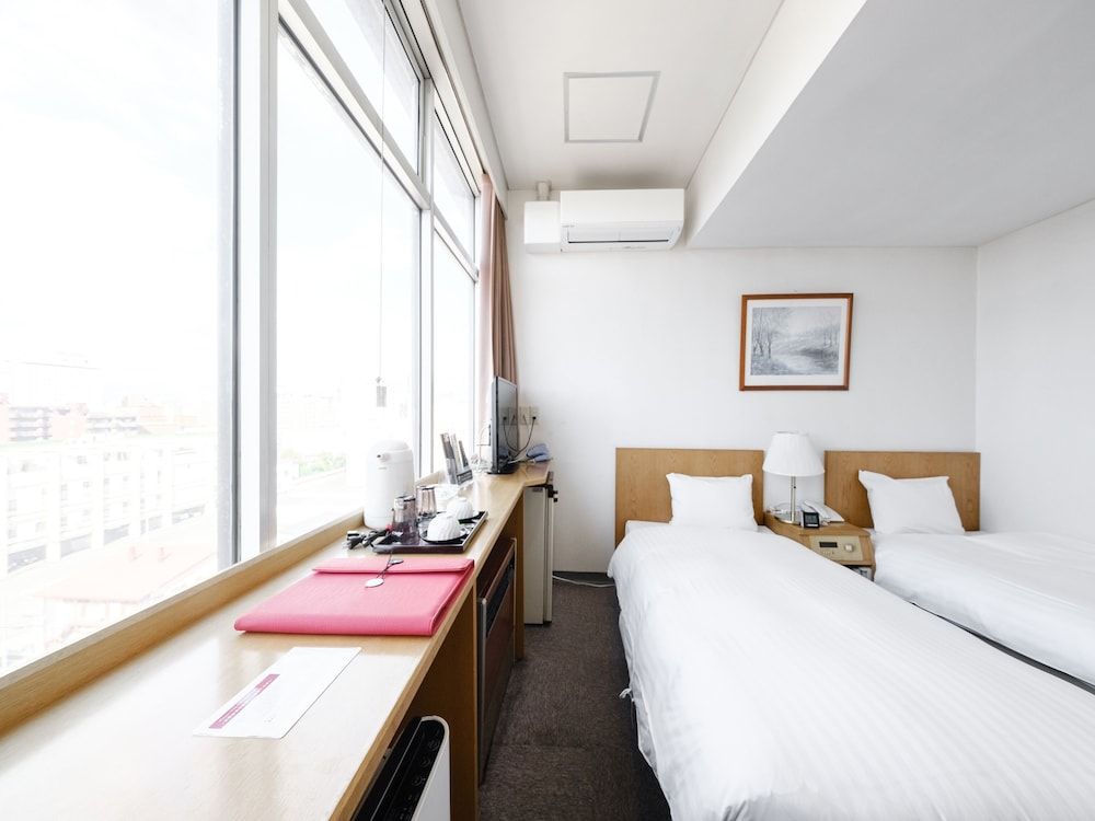 Twin Room, Smoking