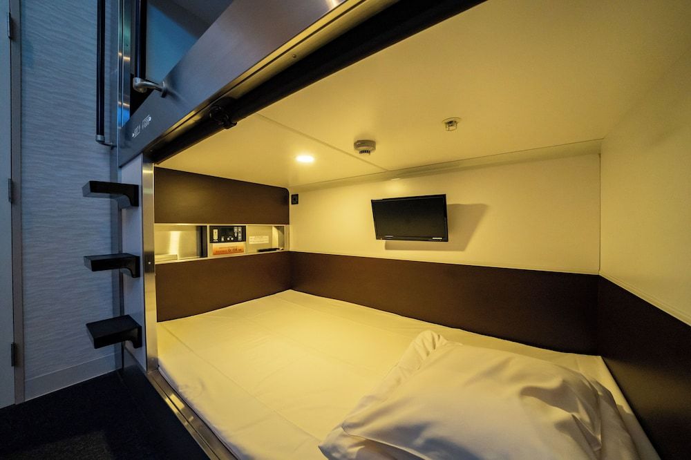 Deluxe Stylish Cabin, Men only