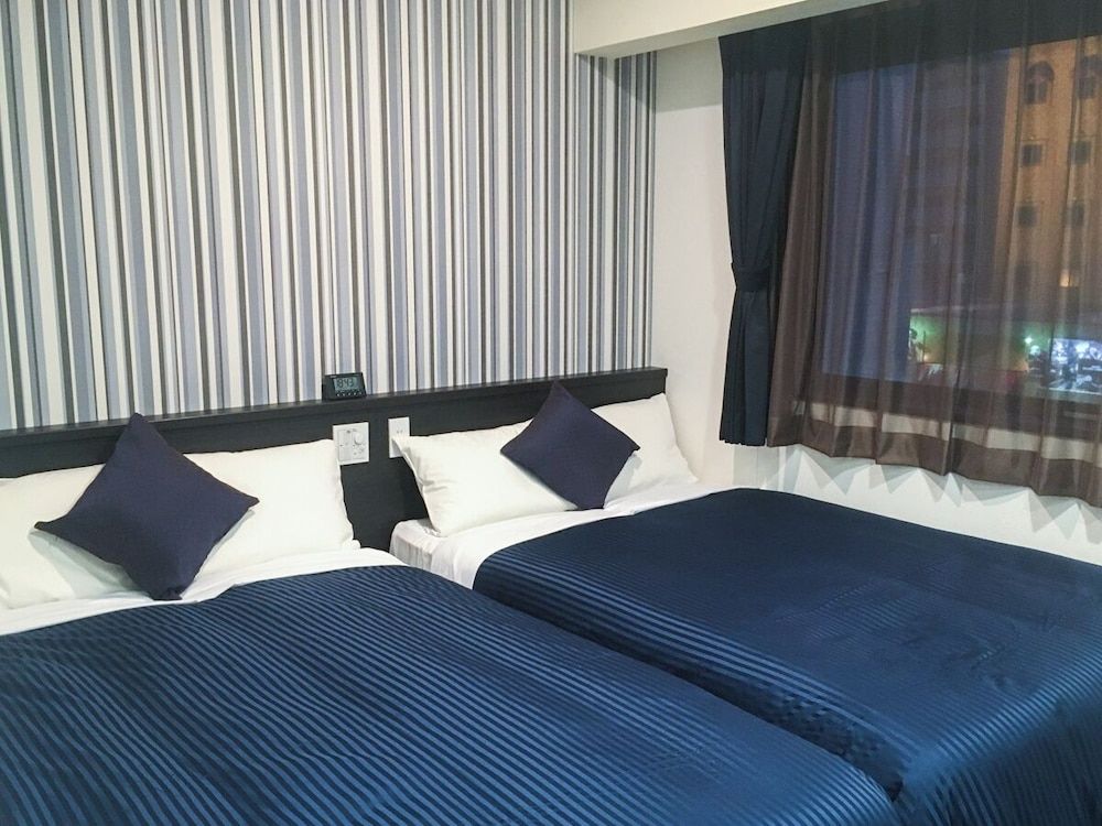 Twin Room, Smoking