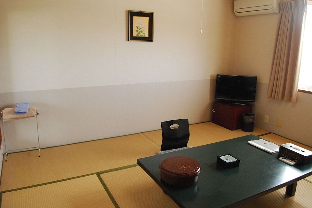 Japanese Style Room for 2 guests – Shared Bathroom