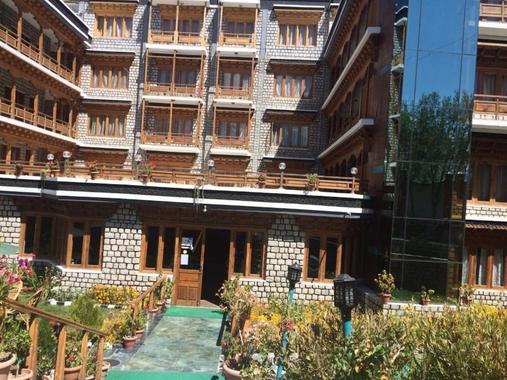 undefined Hotel Shangrila 9