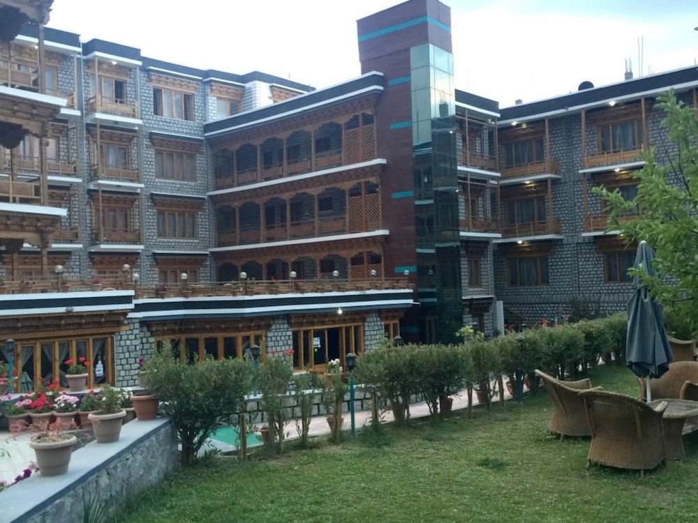 undefined Hotel Shangrila 8