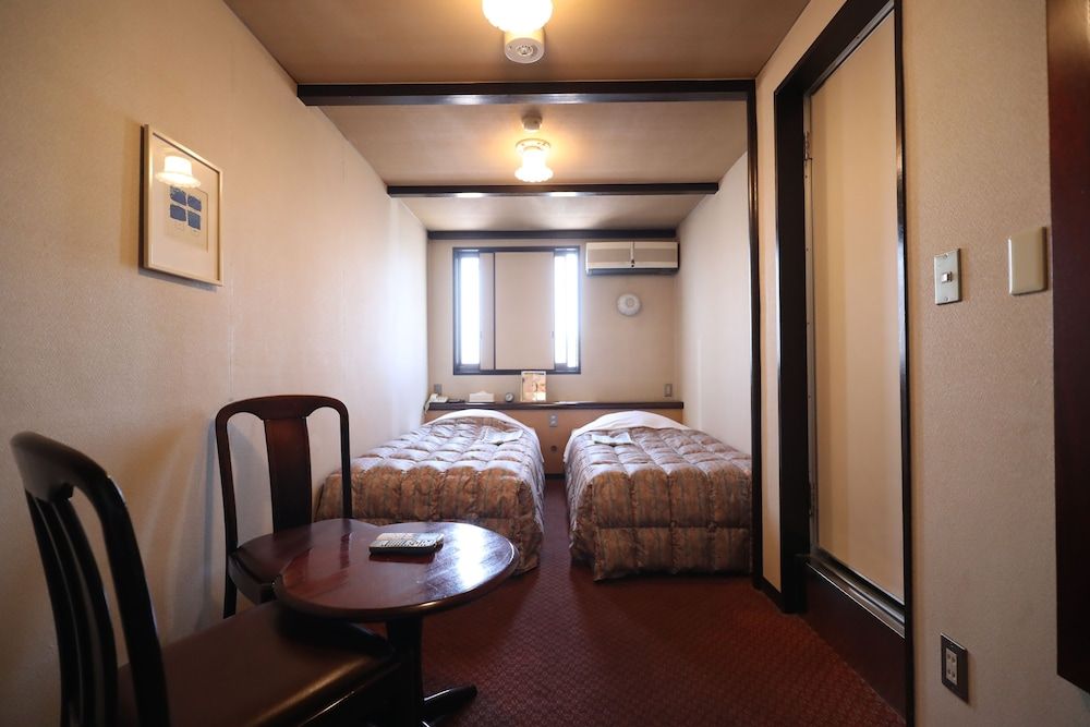 Twin Room, Smoking