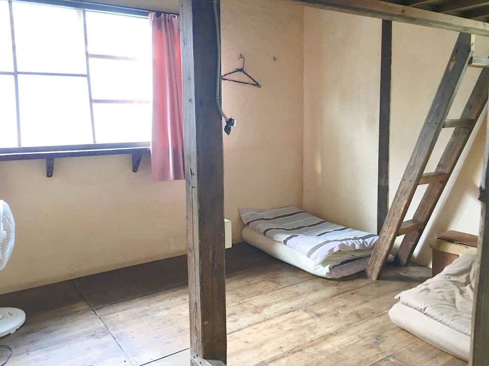 Shared Dormitory, Women only