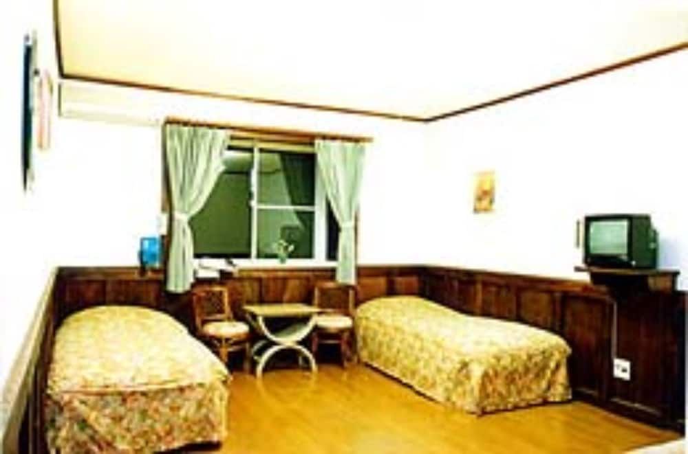 Twin Room (B)