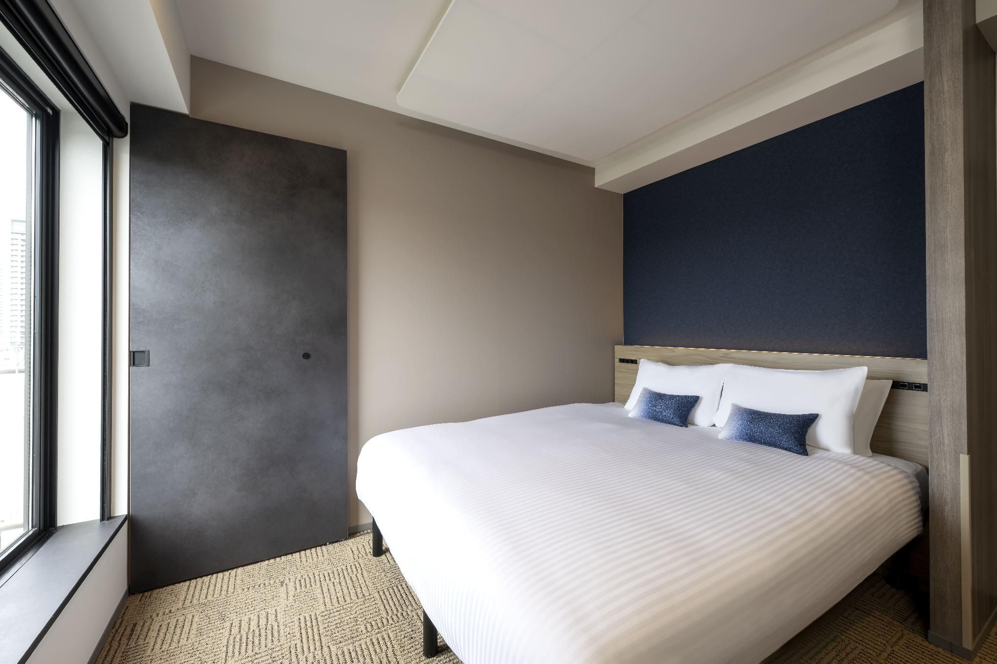 Standard with 1 Queen Bed