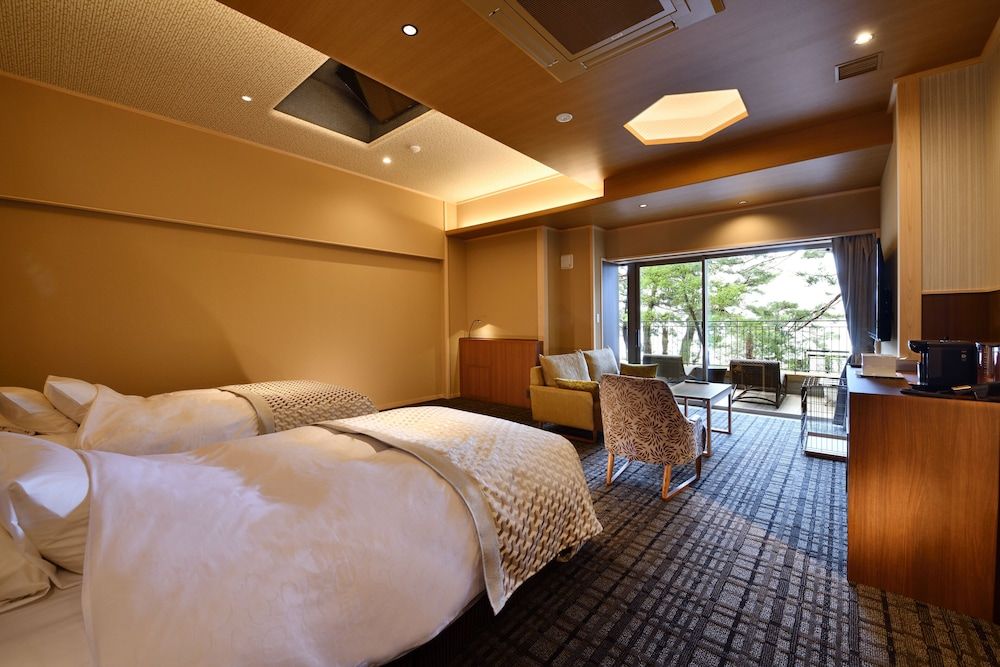 KIKUSUI, Semi Suite (with dog)