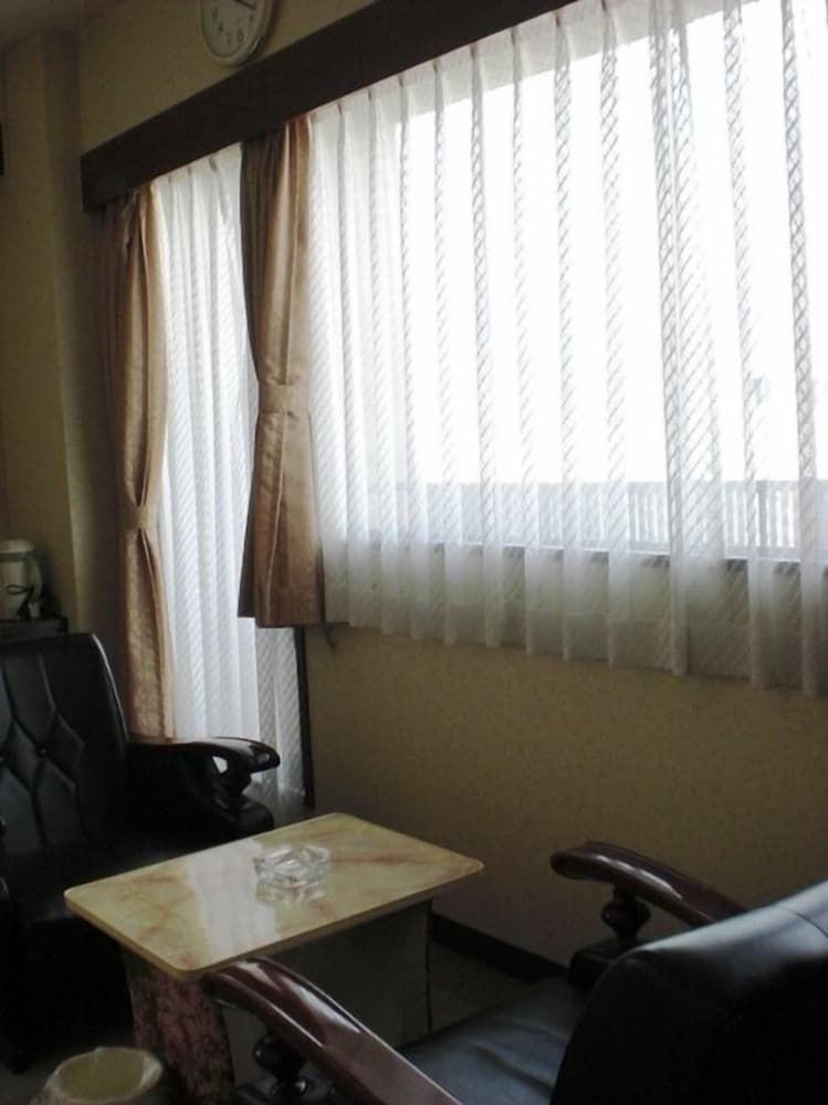 Twin Room, Smoking