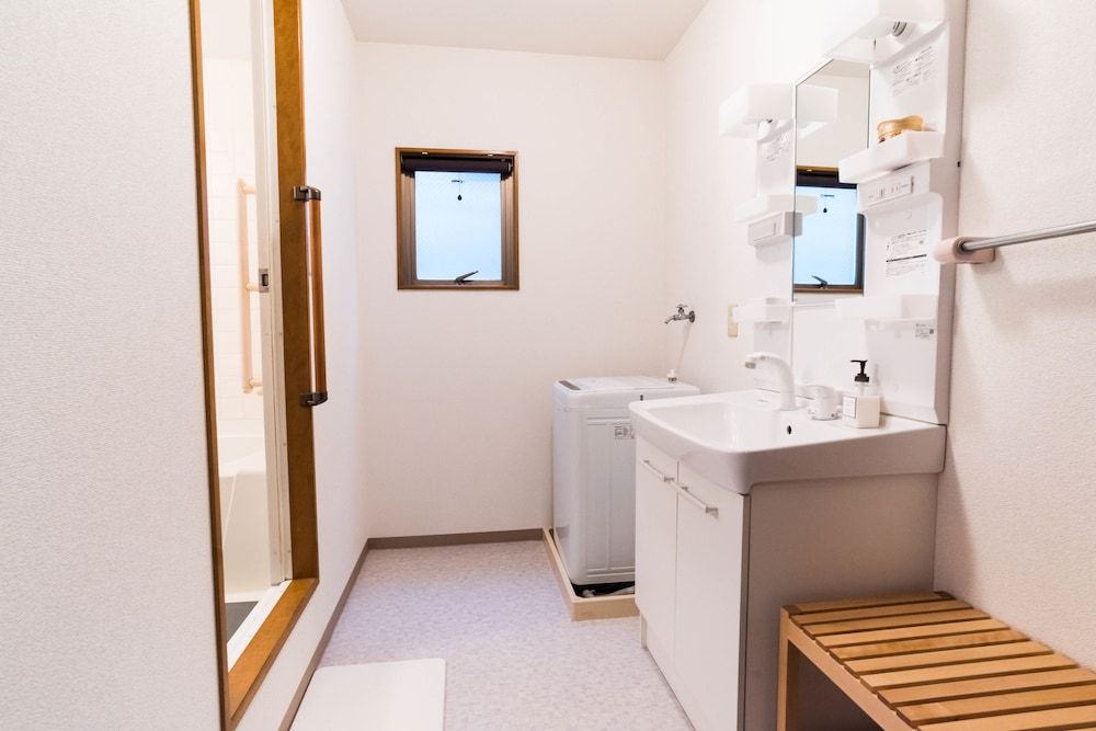 Bijou Suites Ferries Wheel View 10 bed rooms for family 26