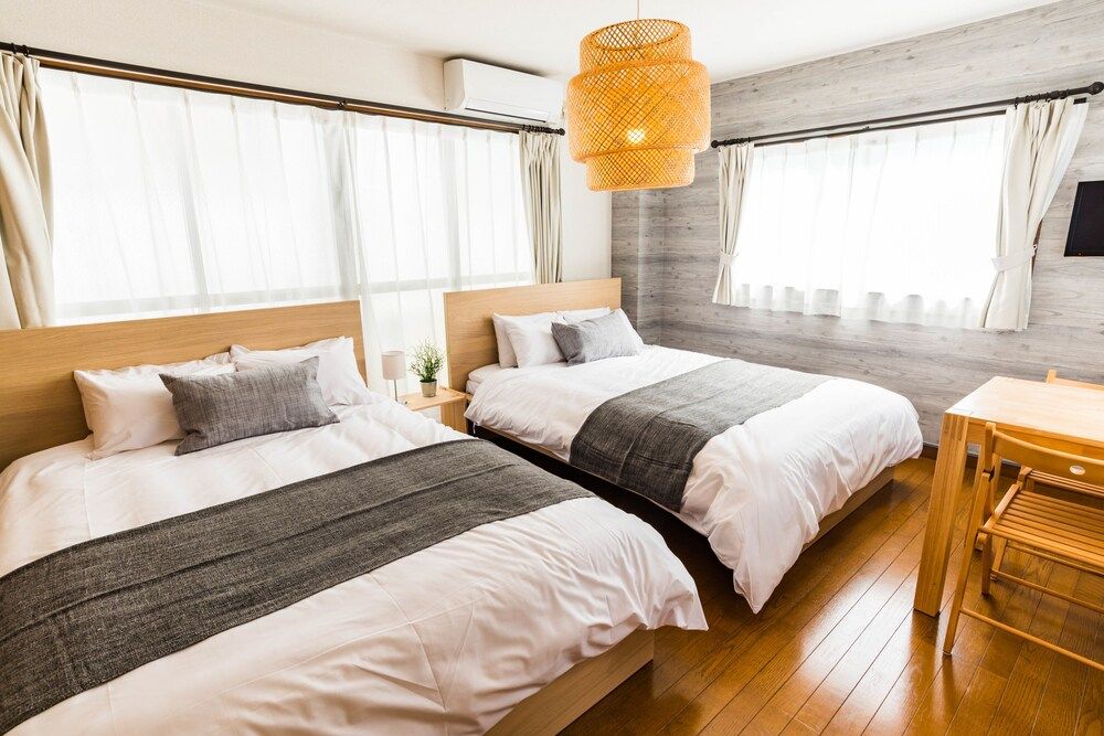 Bijou Suites Ferries Wheel View 10 bed rooms for family 12