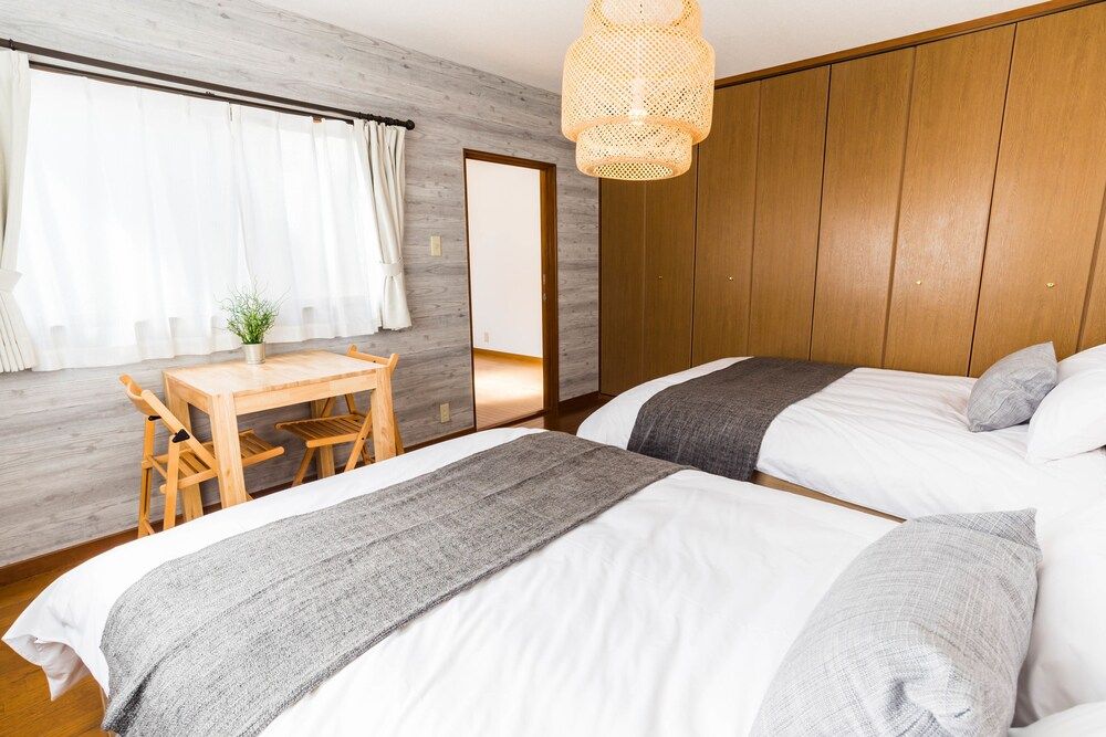 Bijou Suites Ferries Wheel View 10 bed rooms for family 7