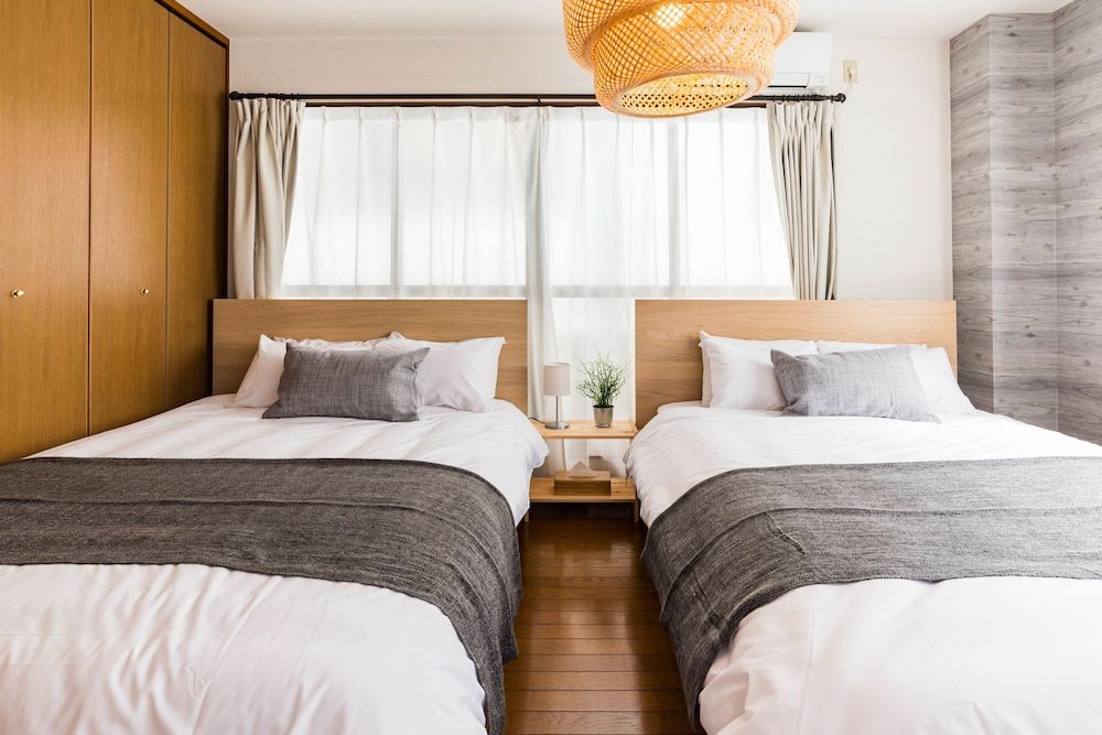 Bijou Suites Ferries Wheel View 10 bed rooms for family 13