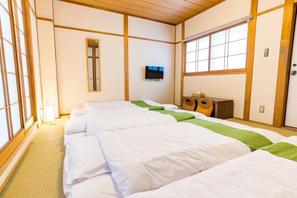 Bijou Suites Ferries Wheel View 10 bed rooms for family 15