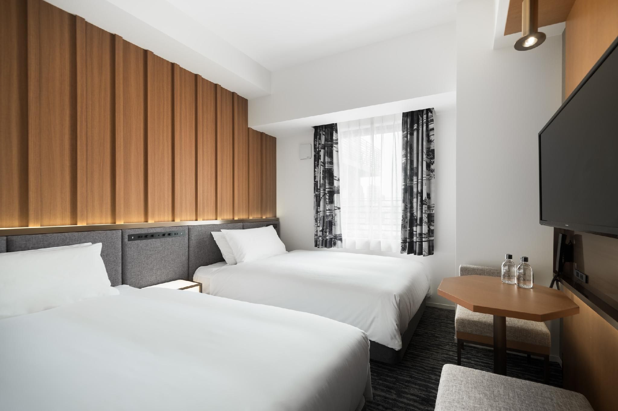 Adjoining Triple and Twin Rooms - Not Interconnecting