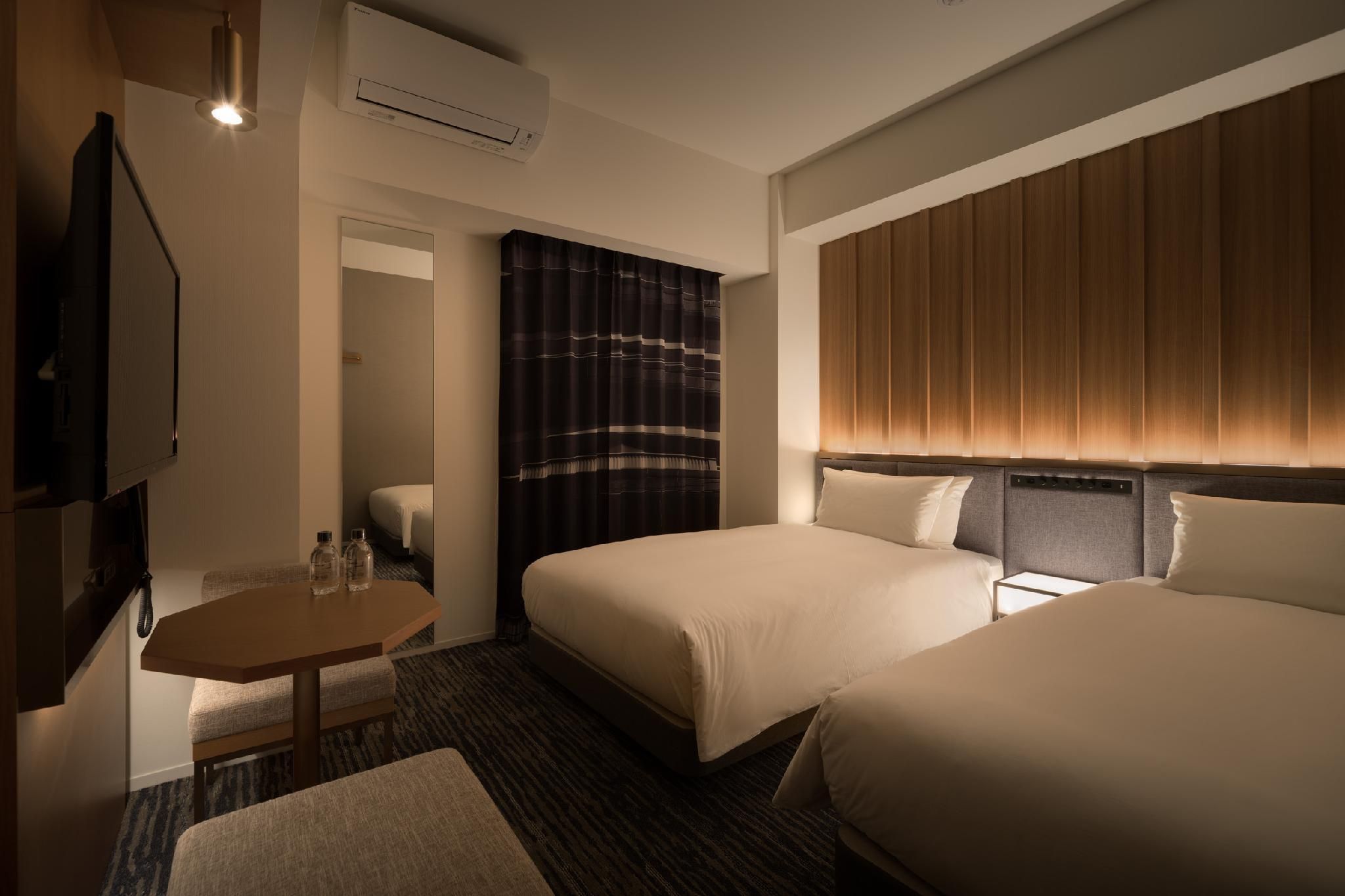 Adjoining Triple and Twin Rooms - Not Interconnecting