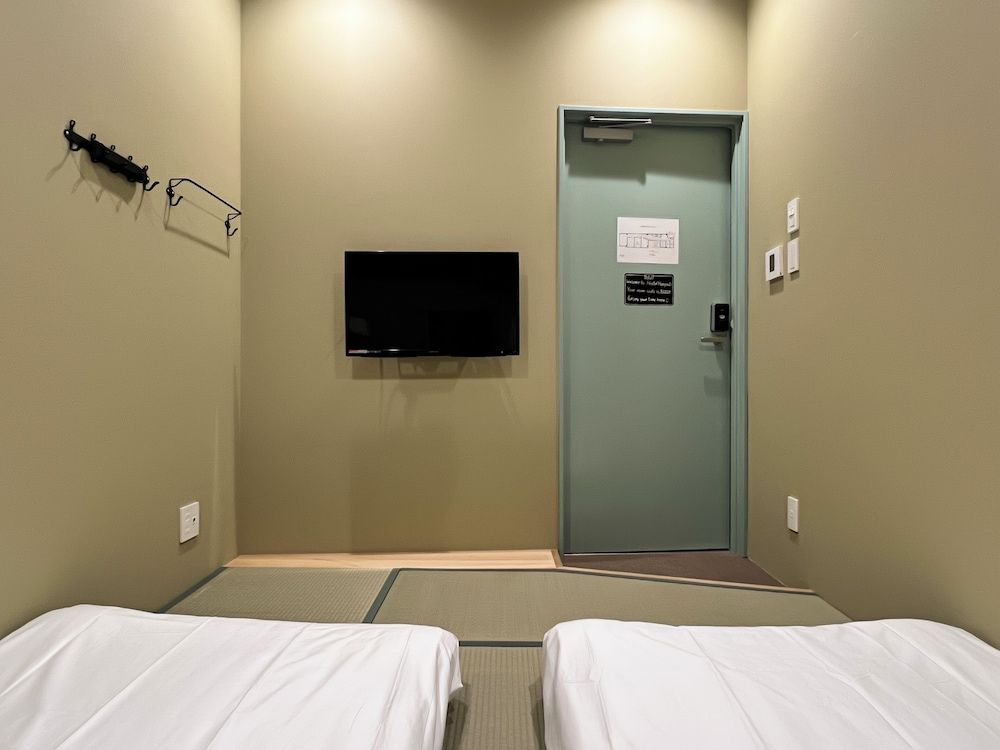 Hotel Hangout - Hostel Premium Twin B 10