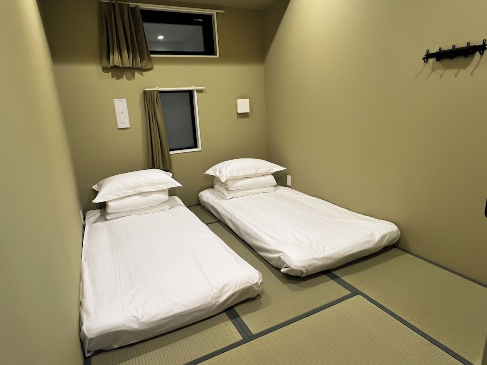 Hotel Hangout - Hostel Premium Twin B 2