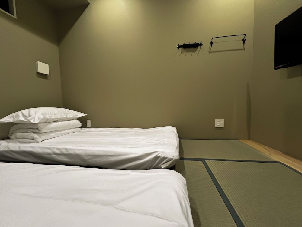 Hotel Hangout - Hostel Premium Twin B 5