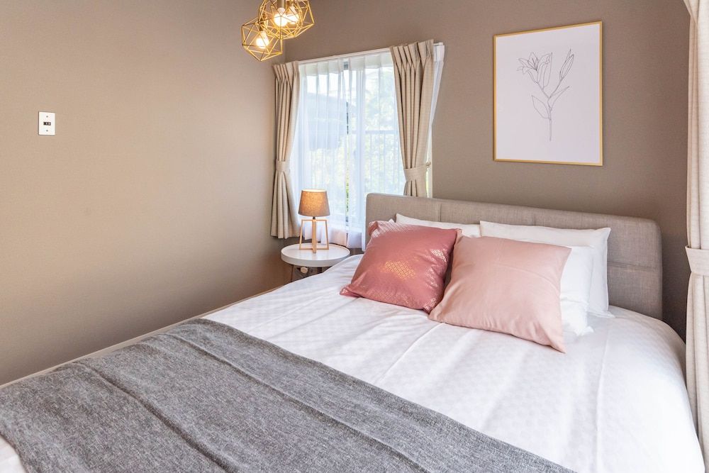 Bijou Suites Pieces Apartment, 3 Bedrooms (06) 9