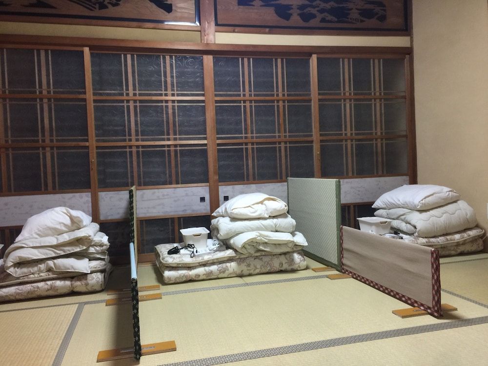Shared Dormitory, Men only