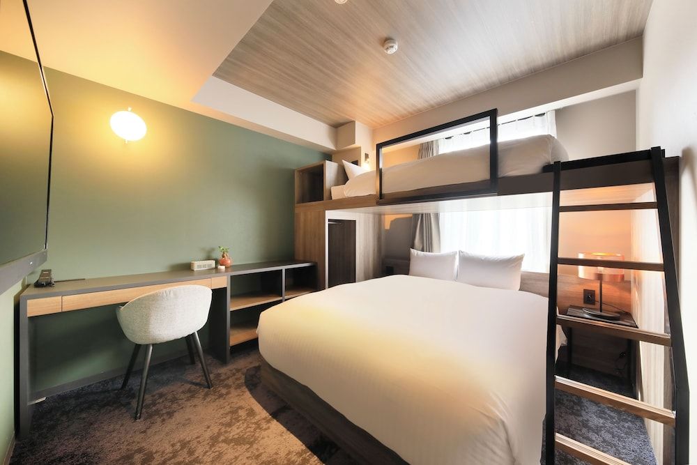 Moderate Queen Room Room + Bank Bed, Non Smoking