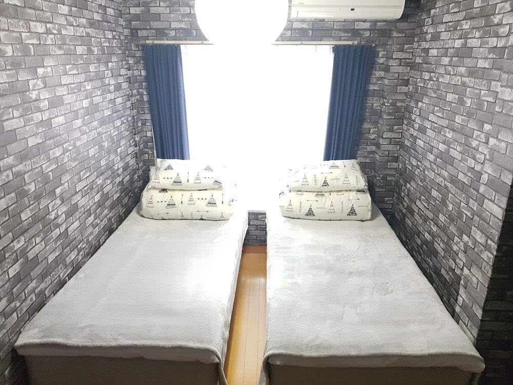 Apartment (202)