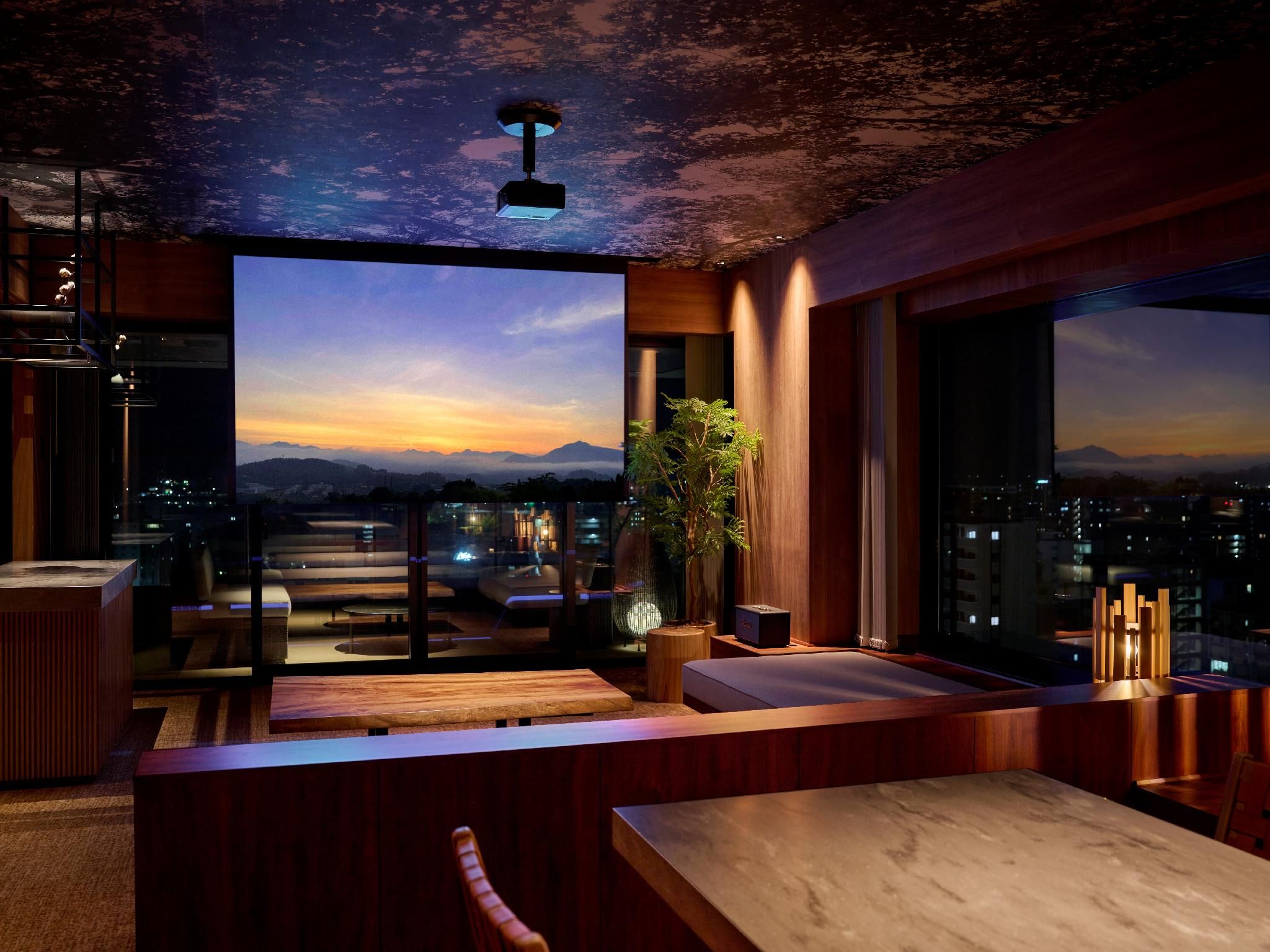 Sky Floor King Suite with Balcony - Non-Smoking