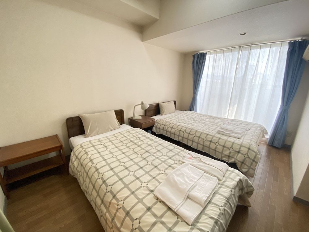 Twin Room, Smoking