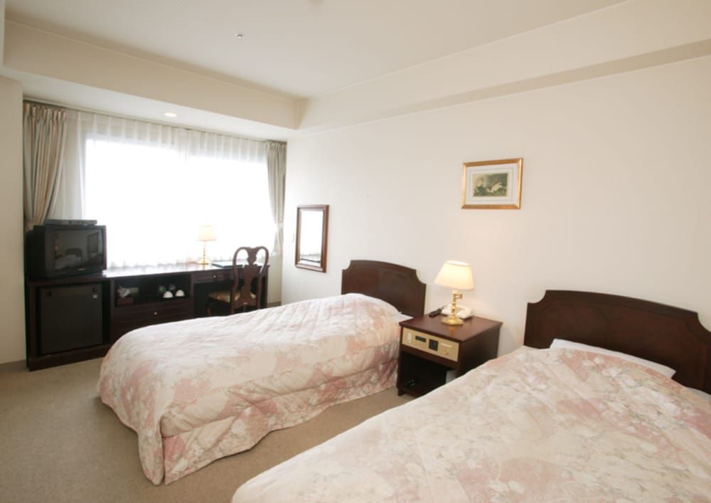 Twin Room, Smoking