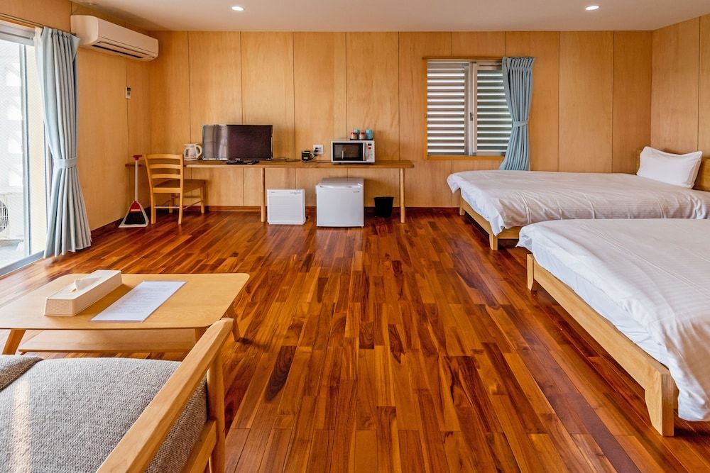 Twin room B