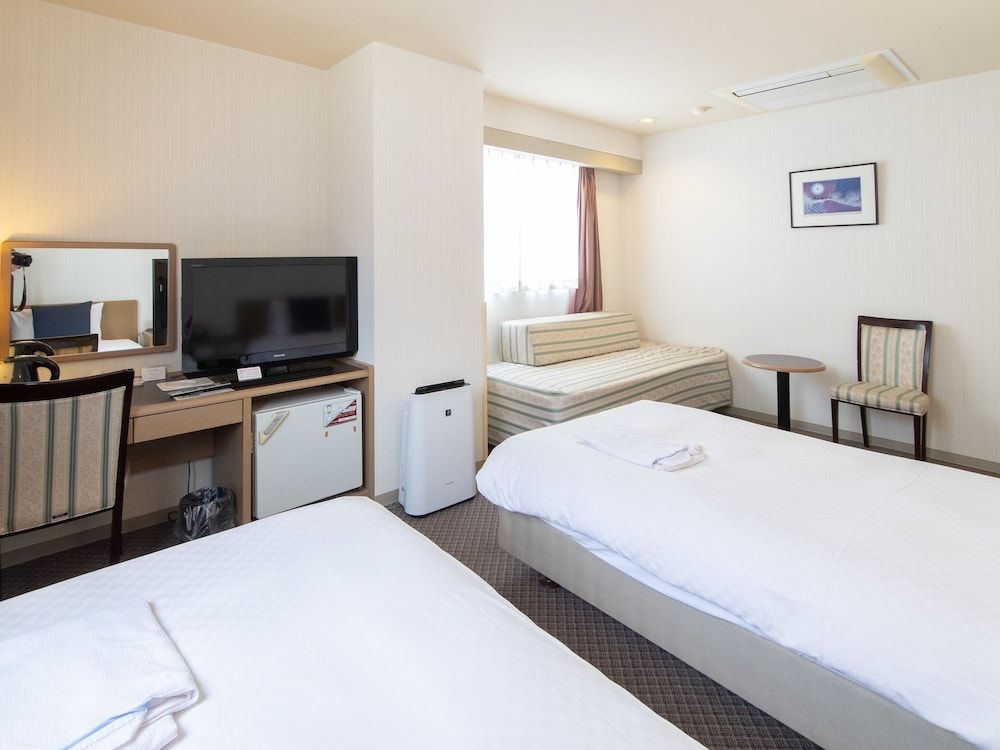 Twin Room, Smoking