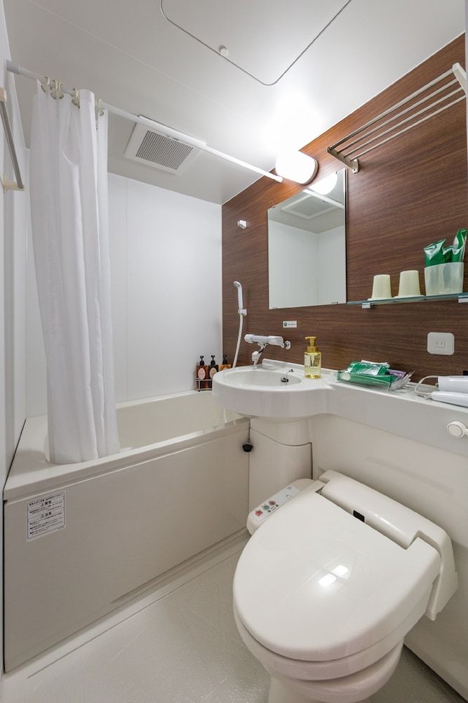 Twin Room, Smoking