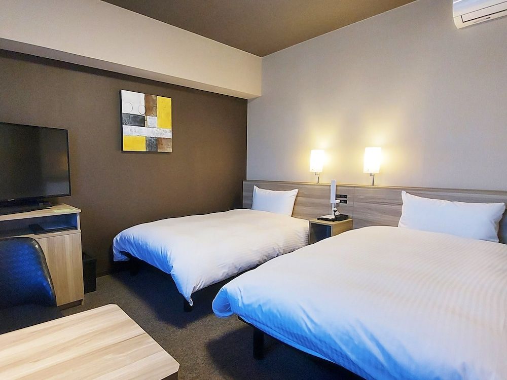 Twin Room, Smoking