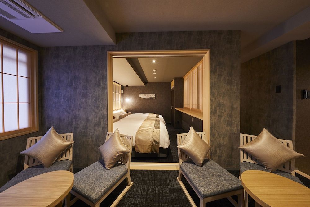 Rinn Shijo Nishinotoin Junior Studio Suite