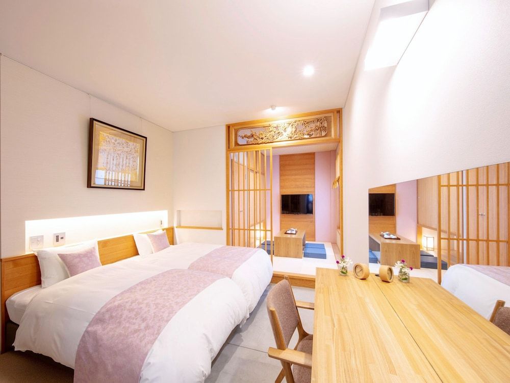 Tanakaya Kyotokarasuma Superior Twin Room (with Japanese Style Room) 9