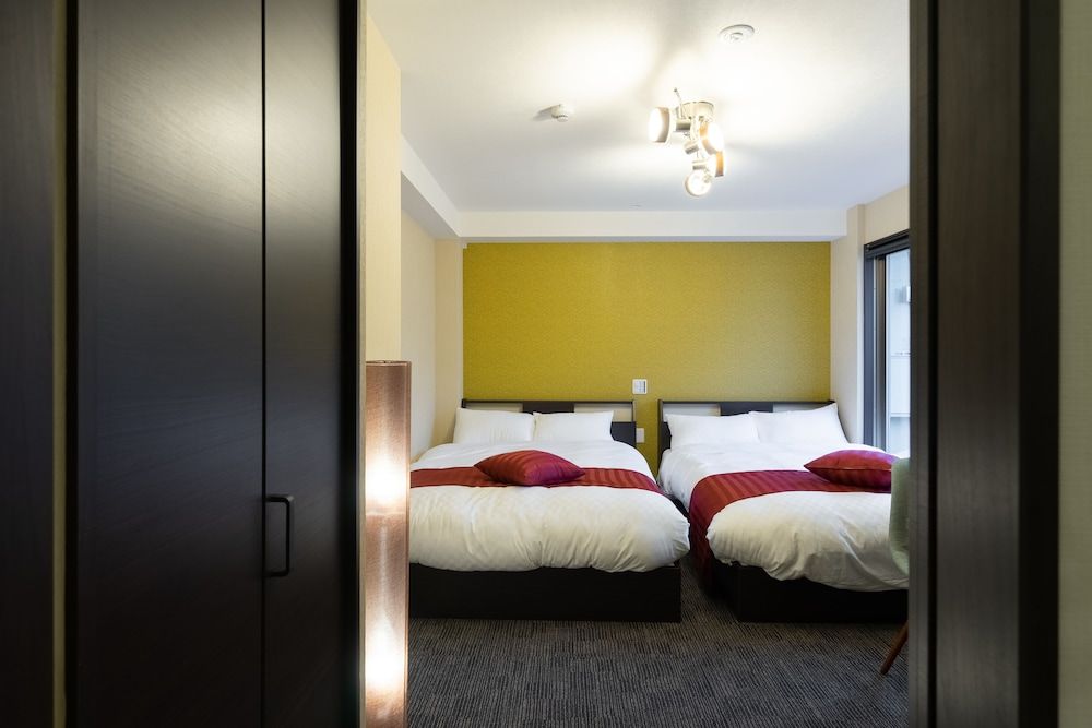 Room (303)
