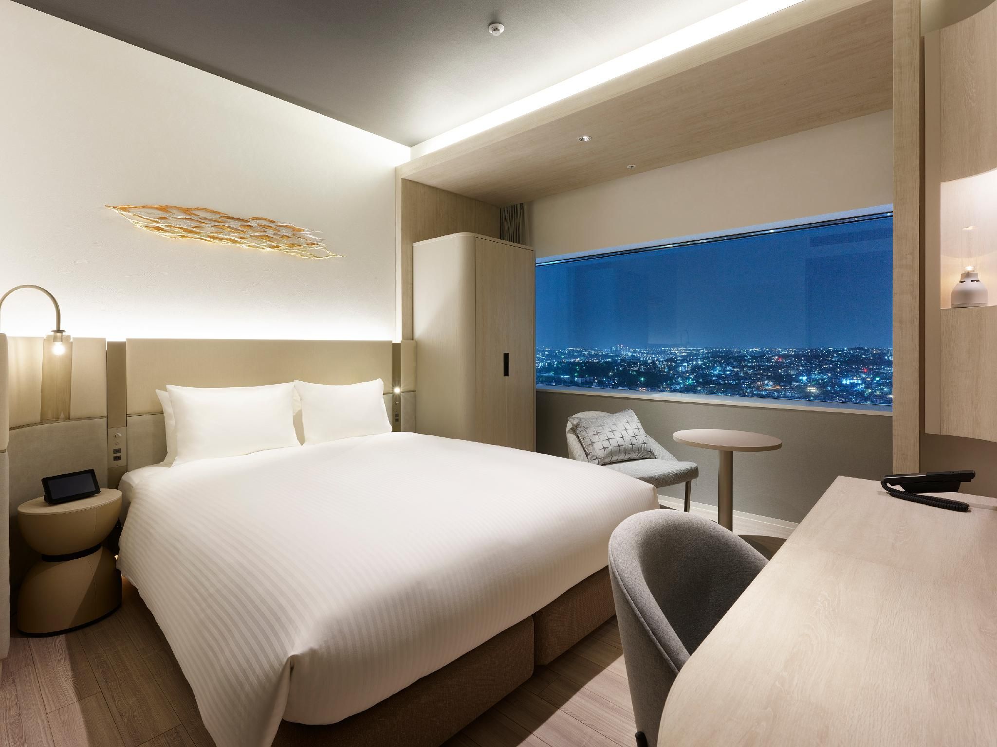 Deluxe - 1 Queen Bed with Projector