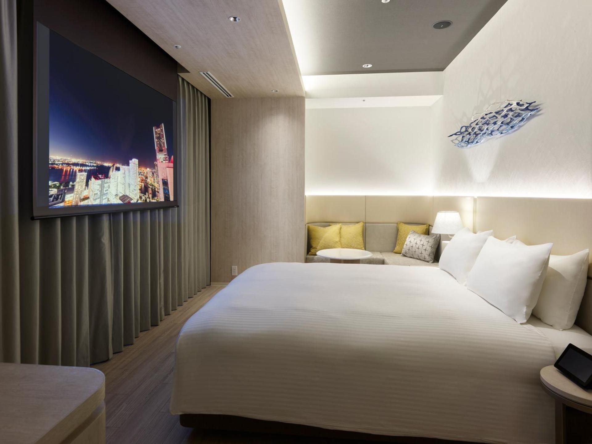 Deluxe - 1 Queen Bed with Projector