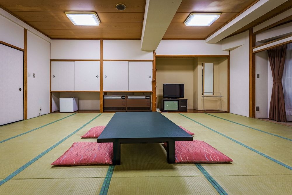 Japanese Room up to 8 guests with Shared Shower (Non-Smoking)