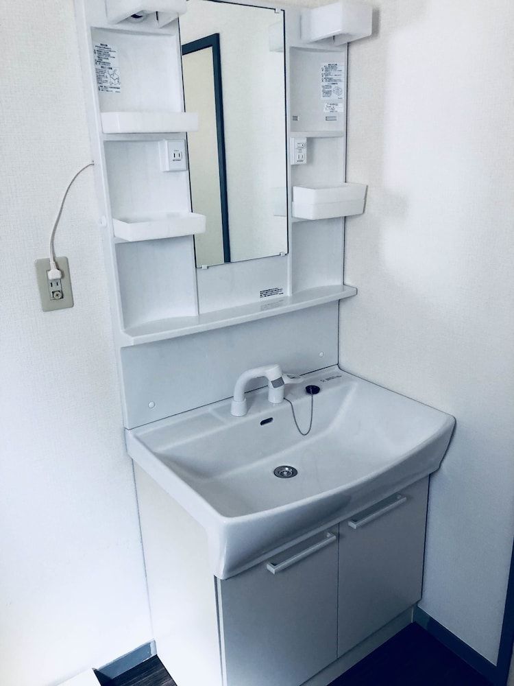 Room (B)