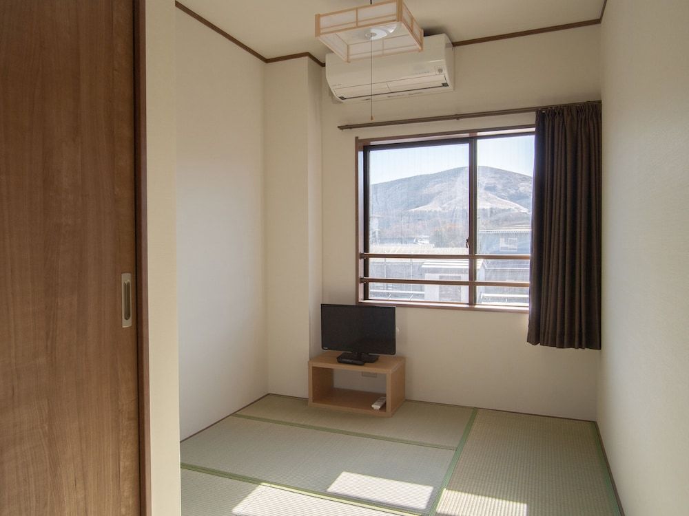 Japanese Room with Shared Washroom - Twin (Non-Smoking)