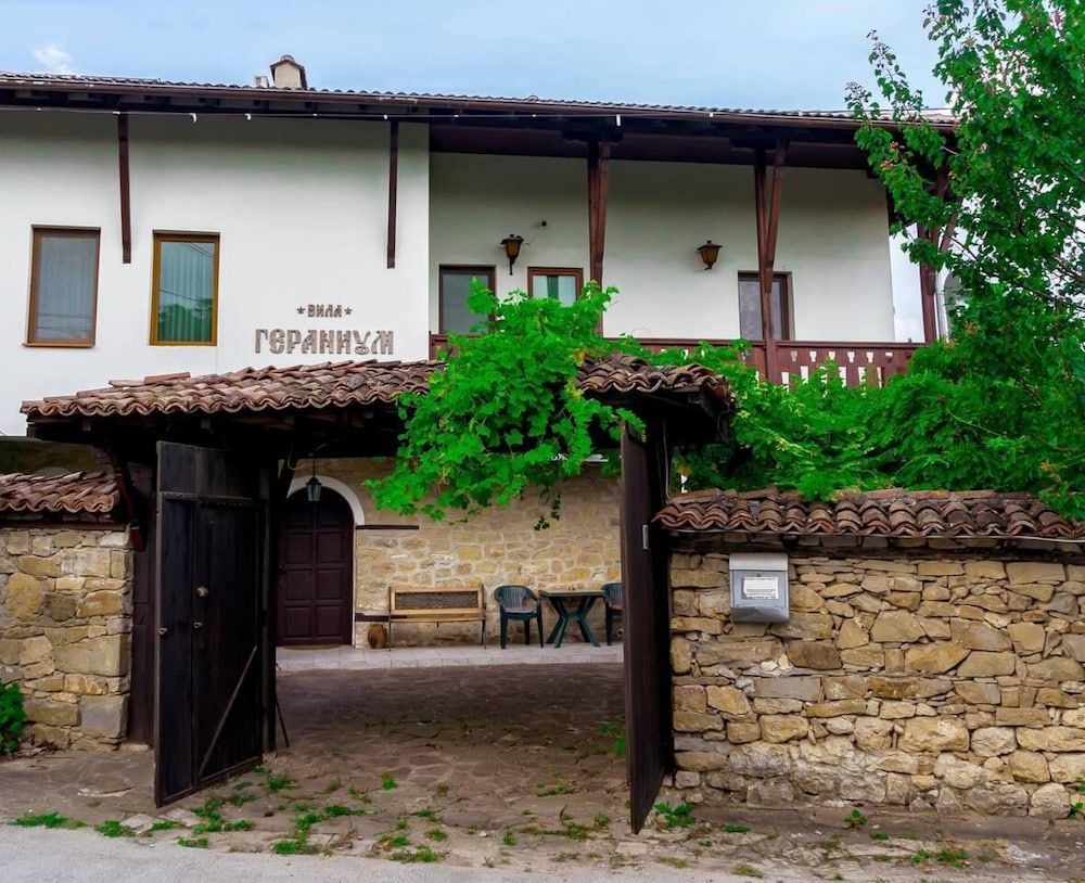 Lovely 5-bed Authentic House in the Arbanasi