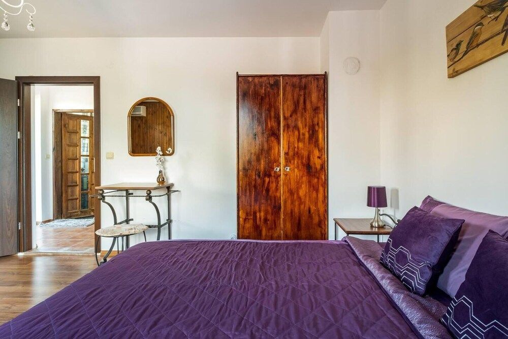 Lovely 5-bed Authentic House in the Arbanasi House 9