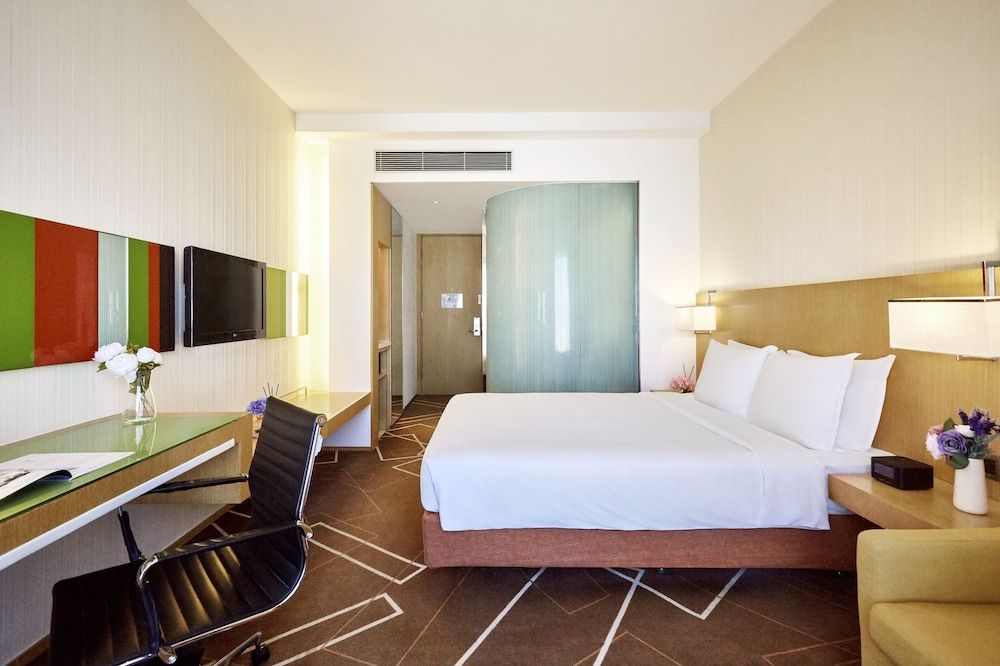 Standard Queen Room with City View