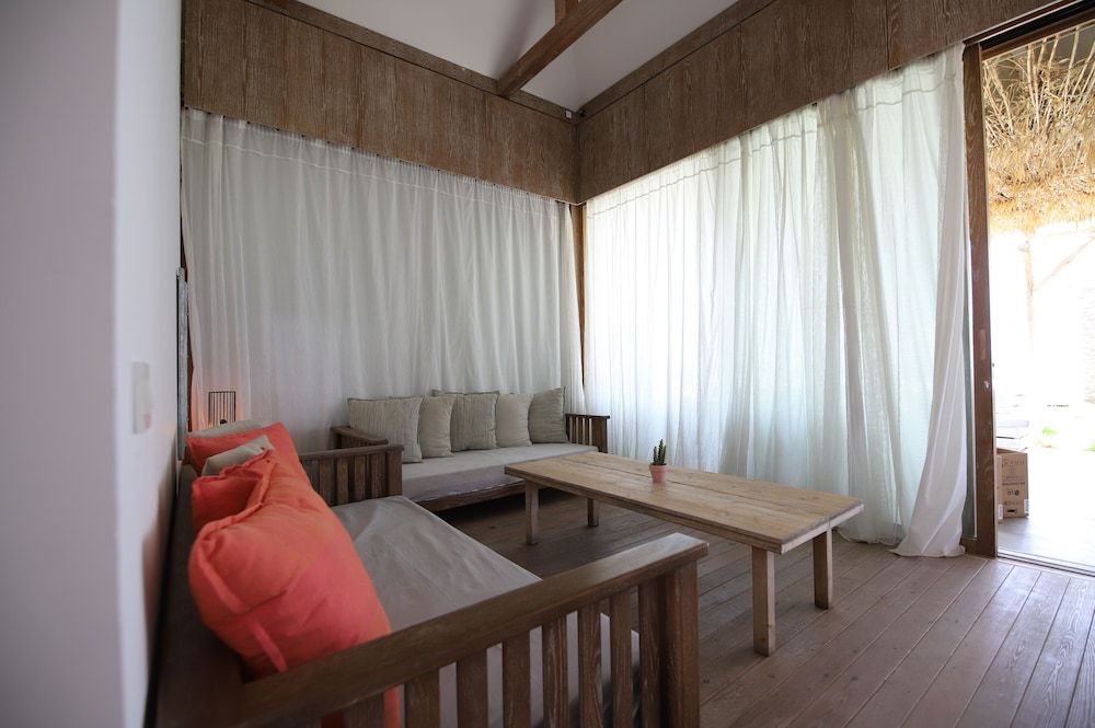 Comfort Suite, 1 Bedroom, Non Smoking, Pool View