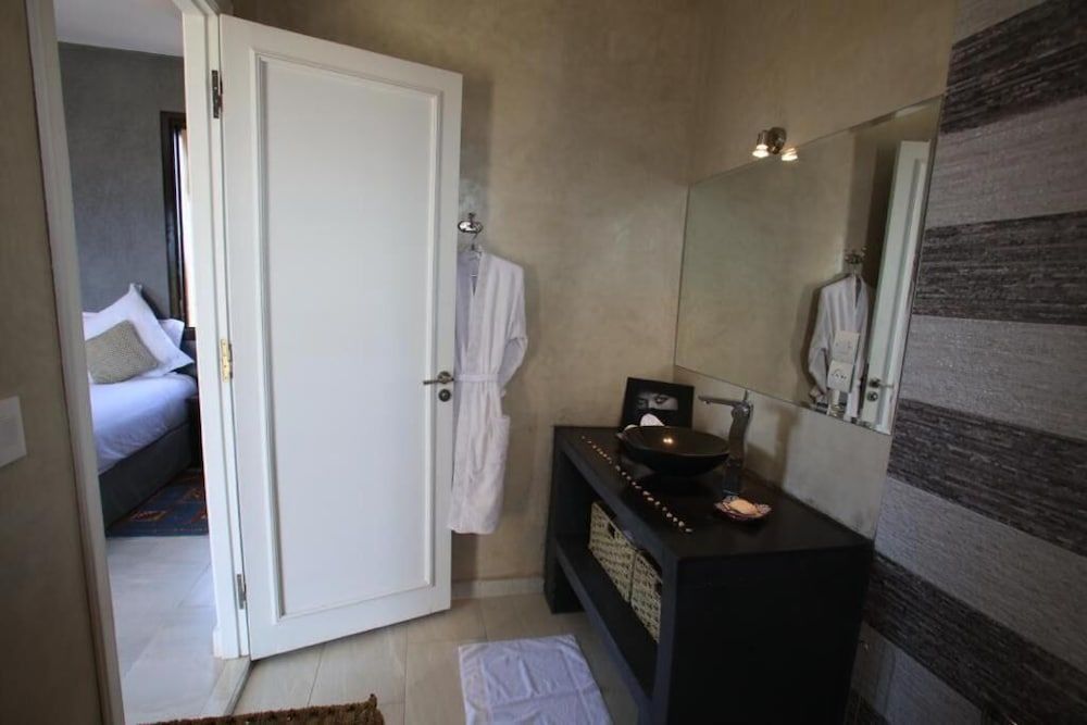 Villa Diaf Johanne Superior Suite, Pool View 5