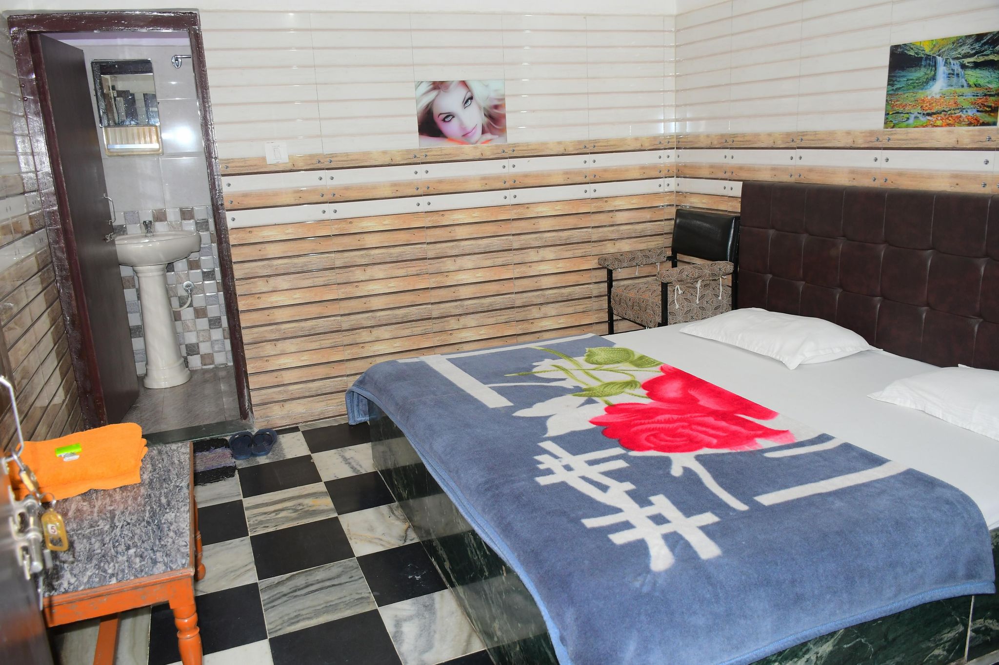 Shri Ganesh Hotel, 200 meters from Nakki Lake Deluxe Non AC Room family and couples 6