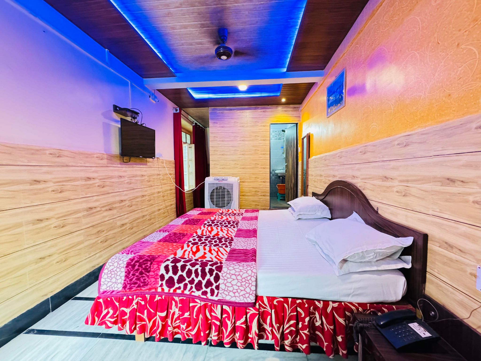 Shri Ganesh Hotel, 200 meters from Nakki Lake Deluxe Non AC Room family and couples 14