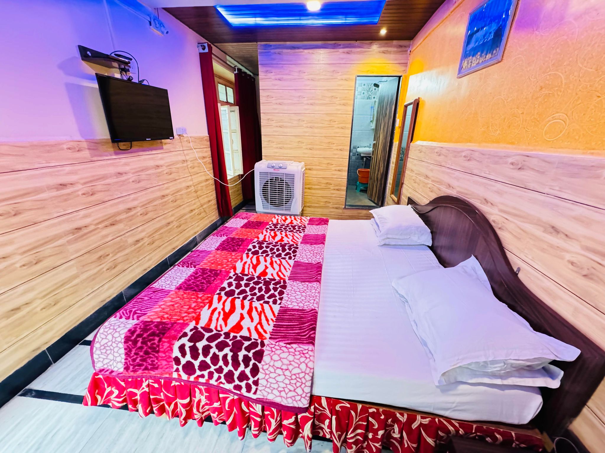 Shri Ganesh Hotel, 200 meters from Nakki Lake Deluxe Non AC Room family and couples 12