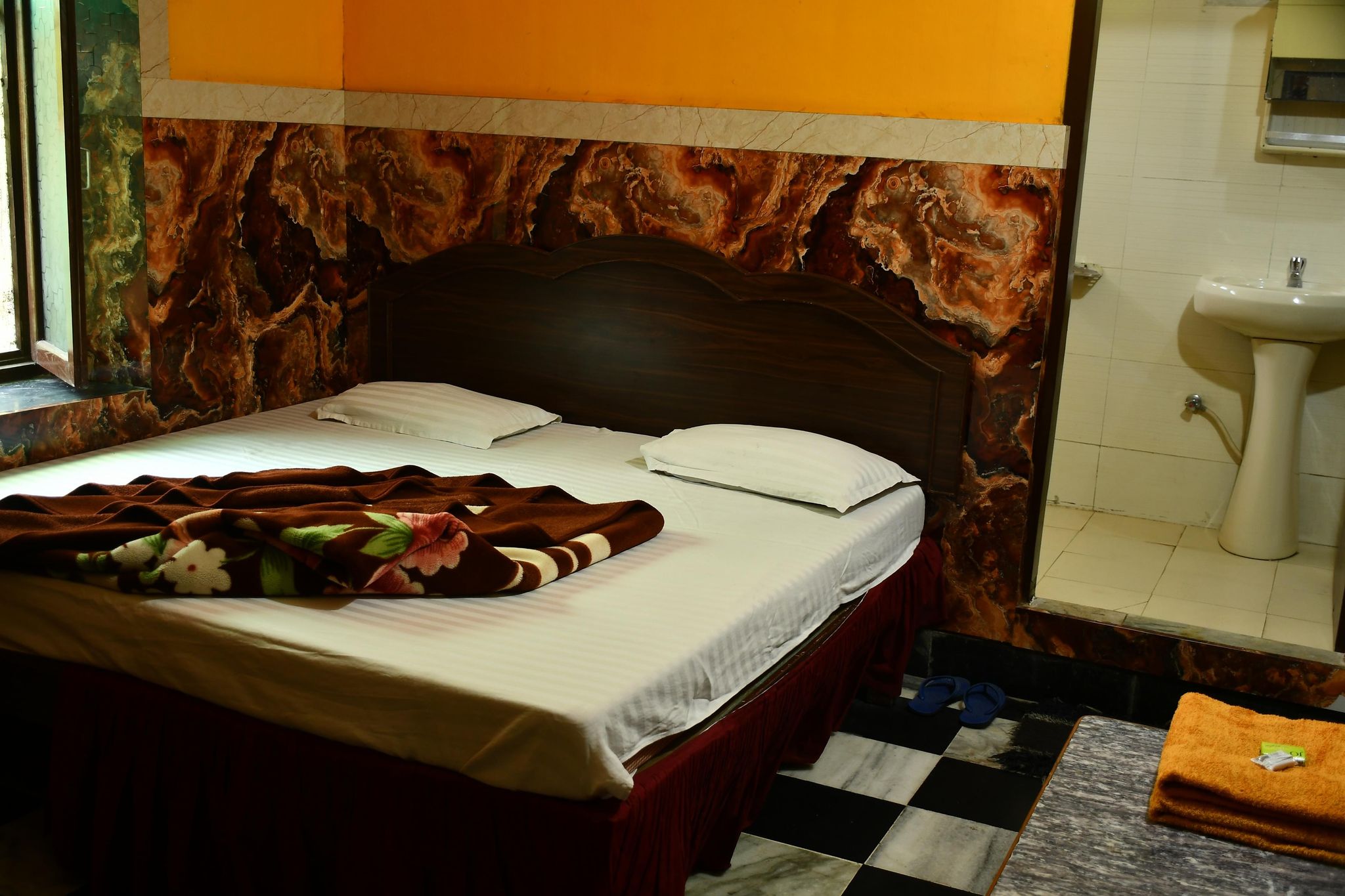 Shri Ganesh Hotel, 200 meters from Nakki Lake Deluxe Non AC Room family and couples 5